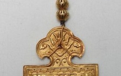 Pendentif plaque rectangulaire en or jaune à décor de dragons et idéogrammes - Poids brut : 38 g