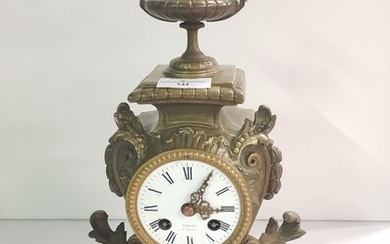 Pendule en bronze, cadran émaillé signé GIRGUD à Toulon. Style Rocaille. 36x31cm