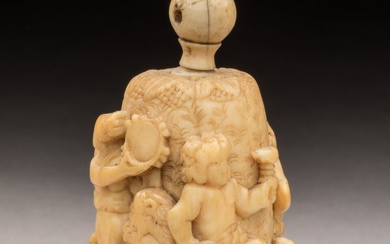 Petit FLACON en ivoire sculpté d'une scène de bacchanale. Époque fin XVIème siècle. H. totale...