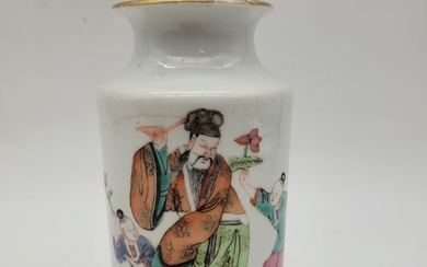 Petit vase en porcelaine à décor polychrome... - Lot 44 - Ader