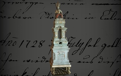 Poêle en faïence rococo, daté 1771, en guise de couronnement une figure de janissaire avec...