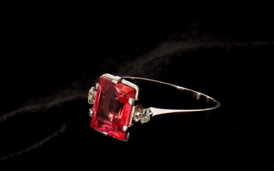 RING WITH RED STONE AND BRILLIANT DIAMONDS, 18K white gold, Alton, 20th century.
