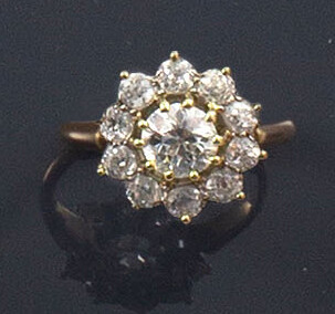 RING in 18K white gold with a flower motif holding...