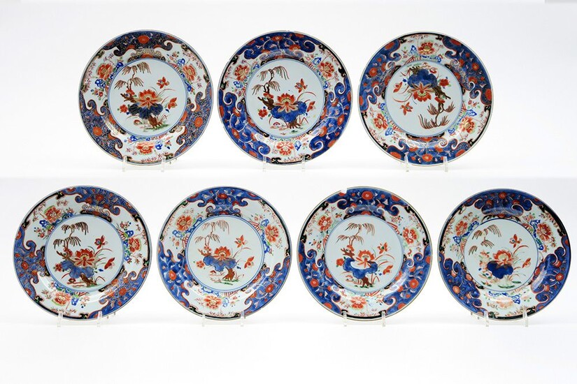 Reeks van zeven Chinese 18°eeuwse borden in porselein met polychroom lotusbloemendecor - diameter : 23,1...