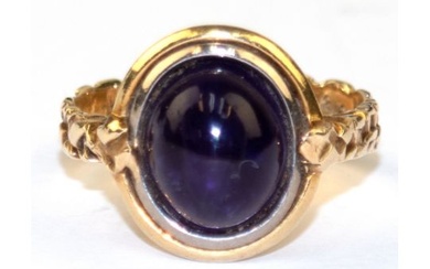 Ring, 585er GG, mit ovalem Amethyst-Cabochon, reliefierte Schiene, Ges. 7,9 g, RG 56
