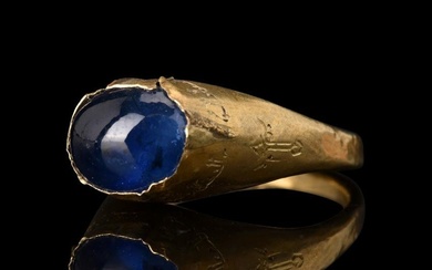 SELJUK GOLD RING WITH LARGE BLUE SAPPHIRE AND KUFIC INSCRIPTION