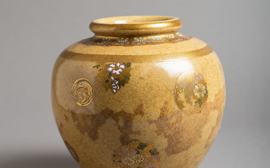 Satsuma Vase (Japan, Alter unbekannt), Keramik m. floraler Email-Aufglasurmalerei u....