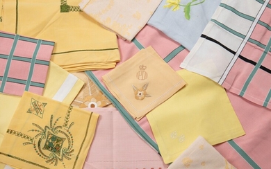 Set of seven tablecloths with colored cotton napkins | Lot de sept nappes avec des serviettes en coton coloré