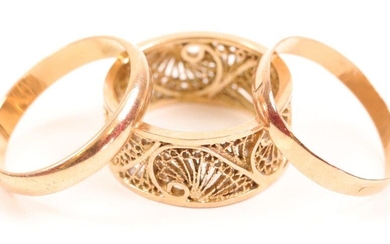 Set of two wedding rings (750) and a yellow gold filigree ring (585). Weight : 11.6 gr