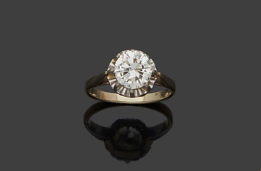 Solitaire en or blanc 18K (750 millièmes) serti clos d'un diamant taillé en brillant de...