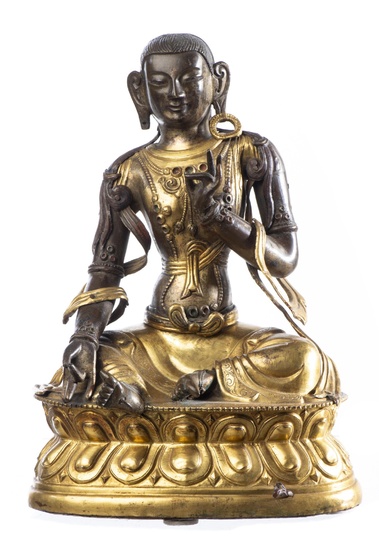 TIBET - Bouddha en cuivre argenté et doré repoussé assis en Lalita Asana, XVIIIe-XIXe