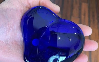 TIFFANY & CO COBALT BLUE GLASS HEART PAPERWEIGHT ELSA PERETTI The perfect gift a Tiffany Elsa
