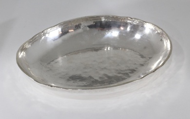 TRAVAIL PÉRUVIEN Corbeille ovale en argent martelé Poids net: 448,0 g