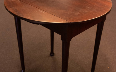 Table with folding sides 18/19th century. England. Mahagony. Length 75 cm, width 50 cm (75 cm), height 73 cm.