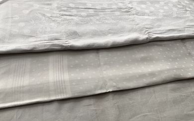 Trois nappes en damas de lin, fin du XIXe siècle. Une nappe et une serviette...