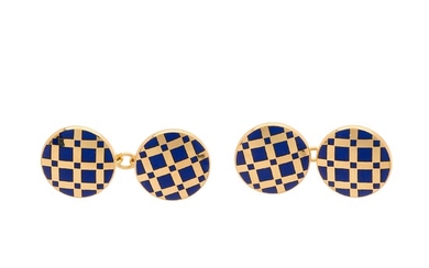 Une paire de boutons de manchette géométriques en émail bleu en or 18ct, de forme...