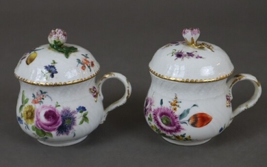 Une paire de tasses à couvercle - porcelaine de Meissen, 1763-1774, décor en relief "Neuozier",...