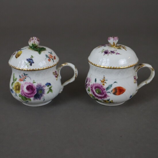 Une paire de tasses à couvercle - porcelaine de Meissen, 1763-1774, décor en relief "Neuozier",...