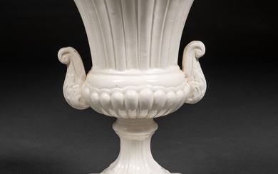 Vase en forme de coupe en porcelaine émaillée blanche du vingtième siècle.31,5 x 14 cms.