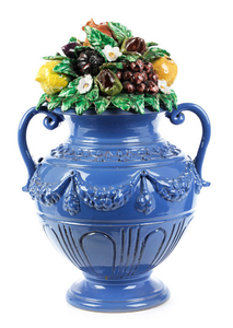 Vase mit plastischem Fruchtgebinde