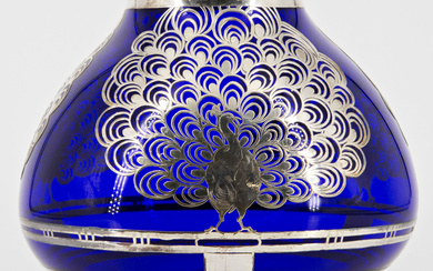 Vaso in vetro blu con applicazioni in argento a forma di pavone (h. cm 18) (difetti)