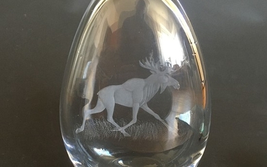 Vicke Lindstrand: A clear glass vase, engraved with moose. Signed Kosta LG398. Maufactured by Kosta, Sweden. H. 25.5 cm. L. 19 cm. D. 9 cm.