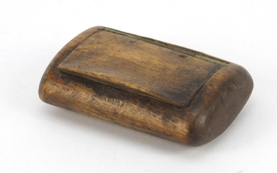 Victorian treen snuff box with hinged lid, 7cm in