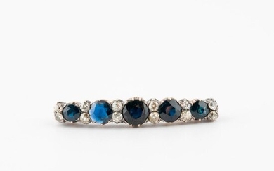 White gold barrette brooch (low title) adorned with a line of five facetted round sapphires, falling, alternating with small old-cut diamonds, two by two, in claw-set.