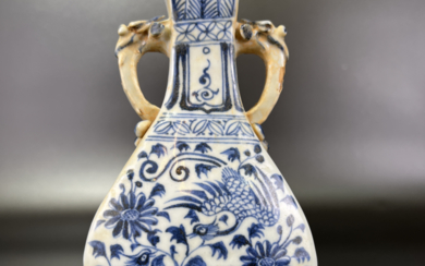 元式方型青花瓶 YUAN STYLE RECTANGULAR UNDERGLAZE BLUE AND WHITE VASE