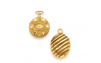 Yellow embossed gold lot consisting of a locket of cm 3.3 circa and a miniature locket of cm 3.2 circa,...
