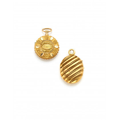 Yellow embossed gold lot consisting of a locket of cm 3.3 circa and a miniature locket of cm 3.2 circa,...