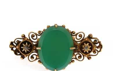 A quartz and diamond brooch set with an oval polished green quartz flanked by two rose-cut diamonds, mounted in 14k gold. L. 4 cm. End 19th century.