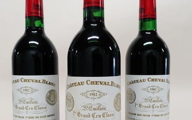 12 bouteilles CHÂTEAU CHEVAL BLANC 1982 1er GCC (A) Saint Emilion (7 base goulot