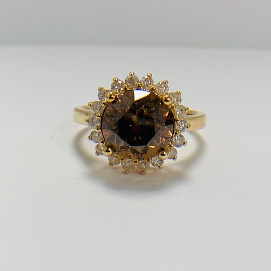 14ct Yellow Gold Diamond ring featuring centre, round...
