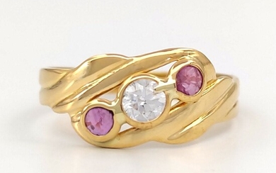 18 carat yellow gold ring with zircons