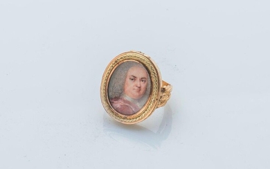 18 karat pink and yellow gold (750 thousandths) souvenir ring set with a miniature portrait of a man wearing a wig, in a circle of engraved interlacing, containing a lock of hair, the setting divided into three twisted lines.