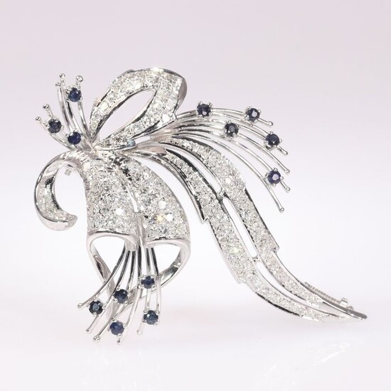 18 kt. White gold - Brooch, Loaded cocktail feather, Stylish Vintage 1950's Fifties - 0.90 ct Sapphire - Diamonds, Total diamond weight 3.50 crt, Natural (untreated)