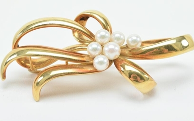 18 kt gold and pearl flower form pin. Marked 18 kt