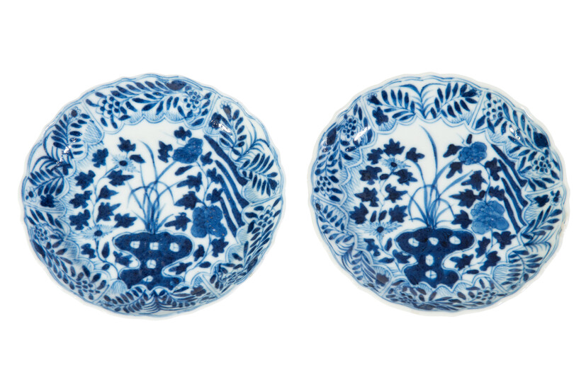 2 coupelles polylobées en porcelaine, Chine, dynastie Qing, décor de vase fleuri et de rinceaux de végétaux, diam. 12,5 cm