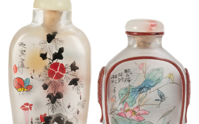 2 flacons à priser en verre, Chine, XXe s., au décor peint sous verre, un orné de papillons, fleurs, inscriptions et paysage aux bateaux