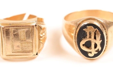 2 gold signet rings (750) with "LP" numerals, one of them on an onyx background, T: 61 and 69. Gross weight : 23.2 gr (one cut)