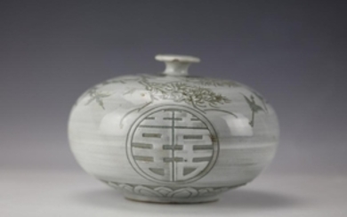 A Double Happiness Vase with Daoguang Mark