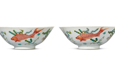 A PAIR OF FAMILLE VERTE ‘FISH’ BOWLS, QING DYNASTY, 19TH CENTURY