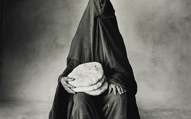 Irving Penn, Woman with three loaves, Morocco (B)