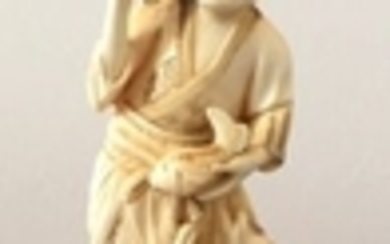 JAPON Statuette en ivoire représentant un pêcheur …