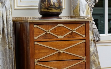 Paire de petites commodes de style Néoclassique, XXIe s., en placage d'acajou et bois doré, façade ouvrant par trois tiroirs à croisillo