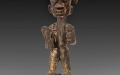 Statuette présentant le dieu Eshu tenant…