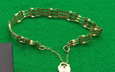 9ct Gold Gate Bracelet. 3.1 Grams.
