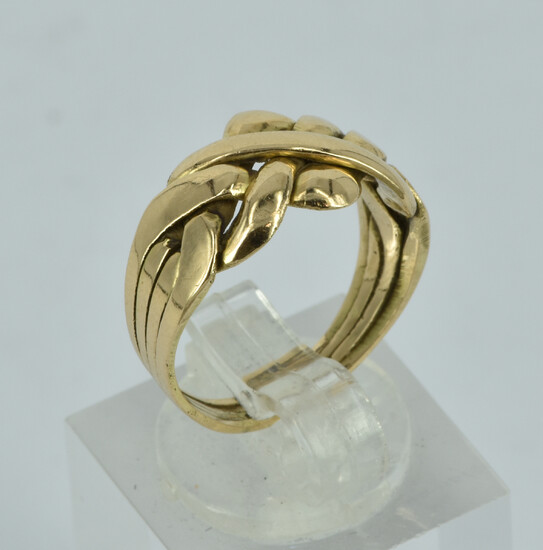 A 14CT GOLD RING