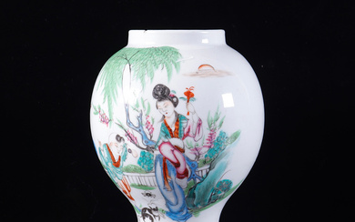 A 20th century Chinese porcelain urn.